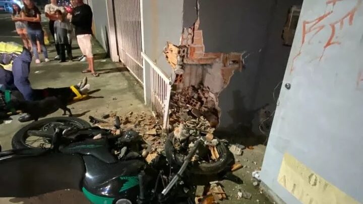 Motociclista fica ferido após colidir contra muro em SC