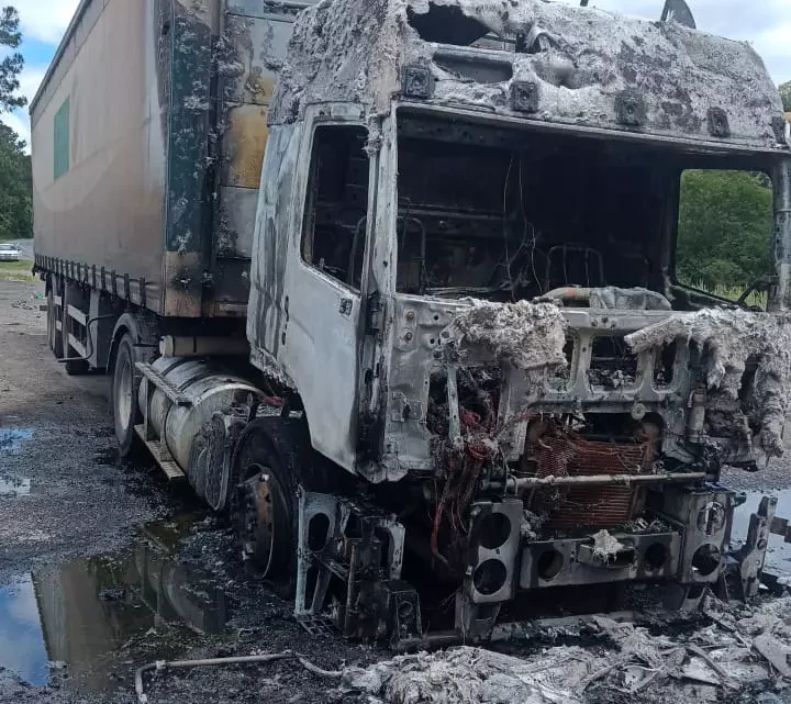 Incêndio destrói cabine de caminhão na BR-470