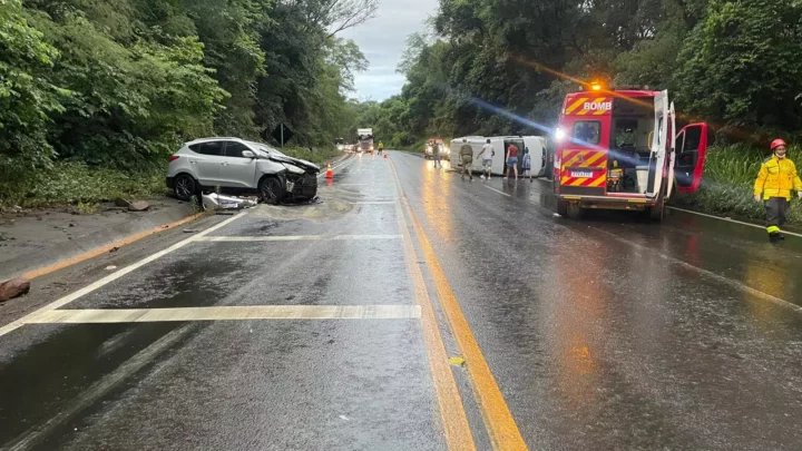 Chuva provoca acidente entre dois carros na SC-157