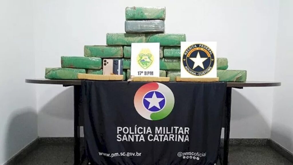 Perseguição policial termina com apreensão de quase 150 kg de maconha