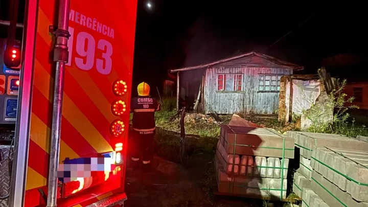 Incêndio atinge casa enquanto proprietário dormia em município da Serra