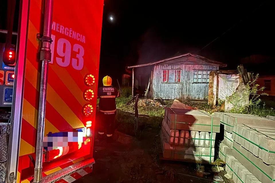 Incêndio atinge casa enquanto proprietário dormia em município da Serra