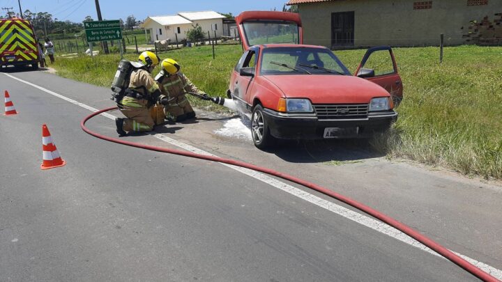 Kadett com sete pessoas pega fogo após pneu se soltar do veículo