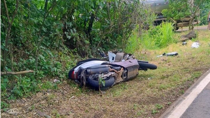 Motociclista morre em colisão com caminhão de leite no Oeste