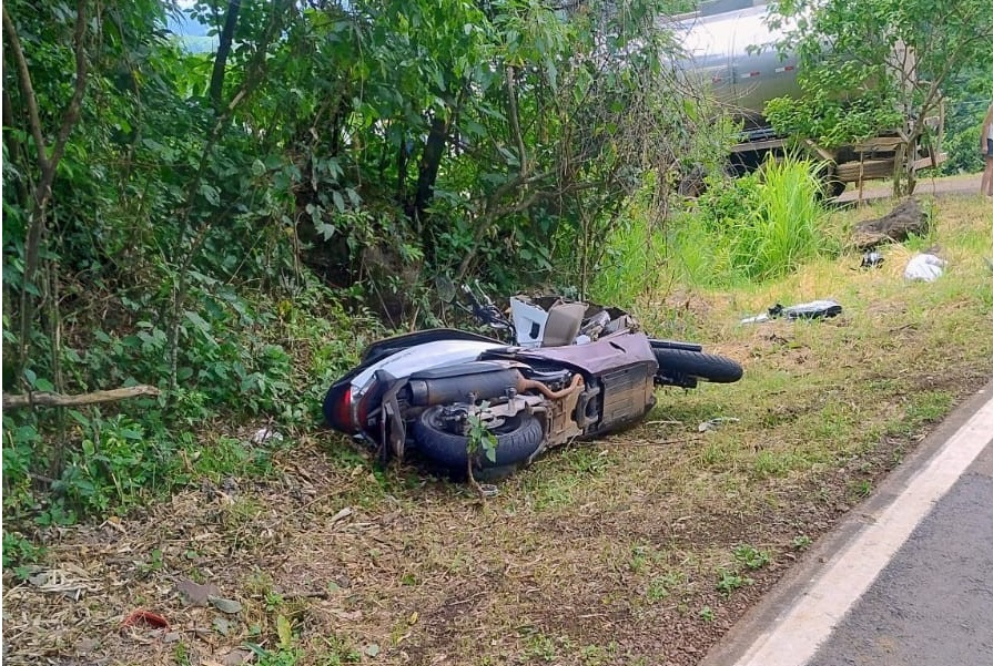 Motociclista morre em colisão com caminhão de leite no Oeste