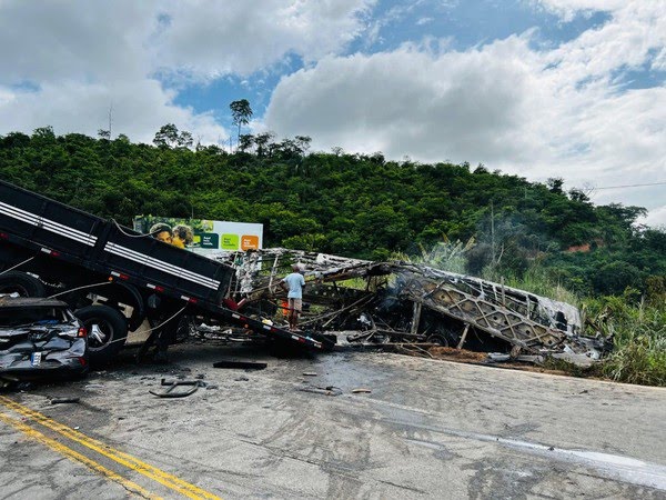 Acidente com ônibus e caminhão resulta na morte de 41 pessoas BR-116