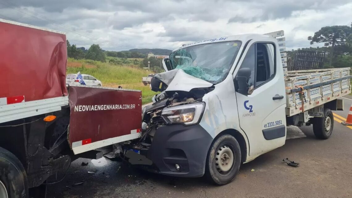 Acidente com caminhões deixa motorista ferido na BR-282