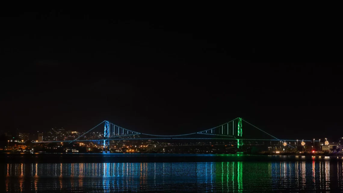 Após mais de uma década, Ponte Hercílio Luz recebe iluminação cênica