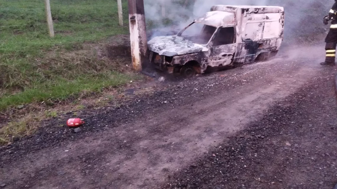 Carro bate em poste e pega fogo em São Bento do Sul