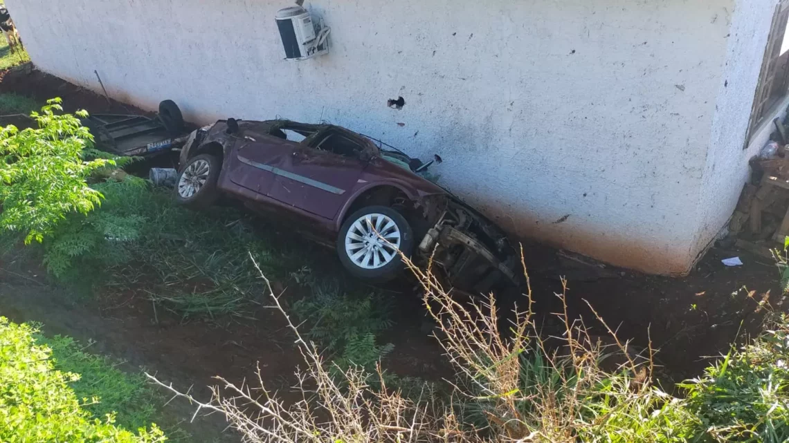 Carro capota na SC-155, cai em ladeira, colide em parede e deixa feridos