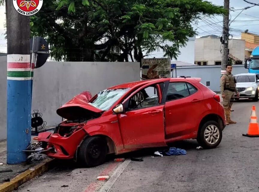 Carro colide contra poste e quatro pessoas ficam gravemente feridas em SC