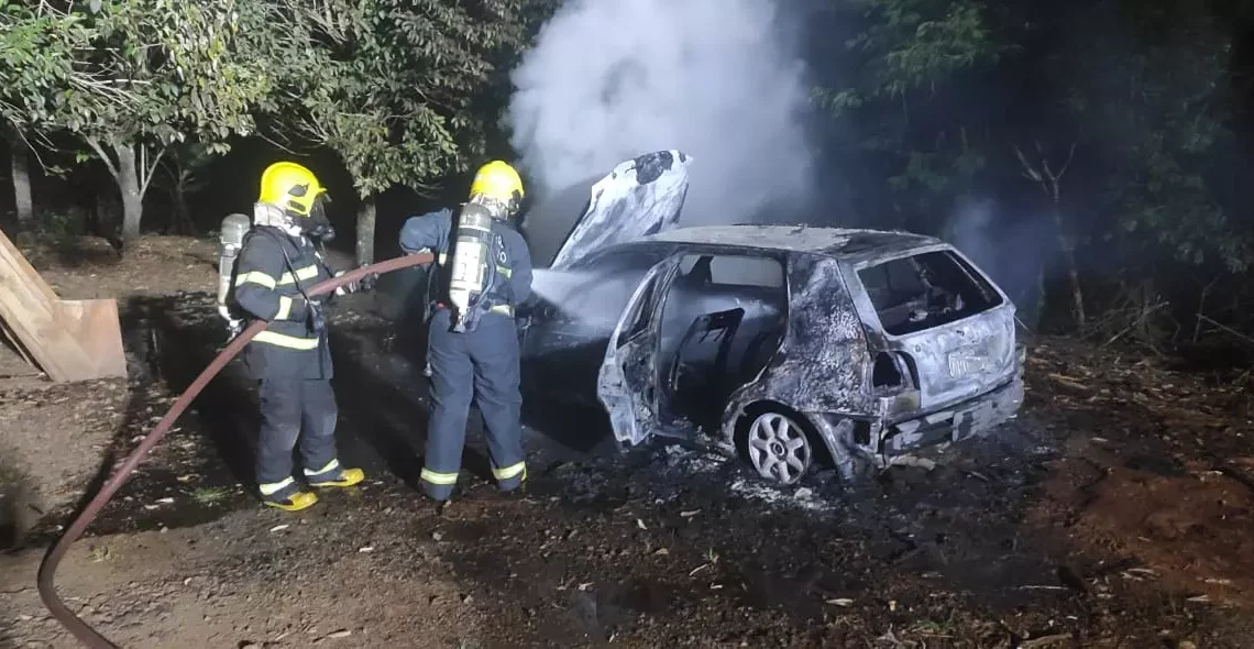 Carro fica em cinzas após incêndio tomar conta no Oeste de SC