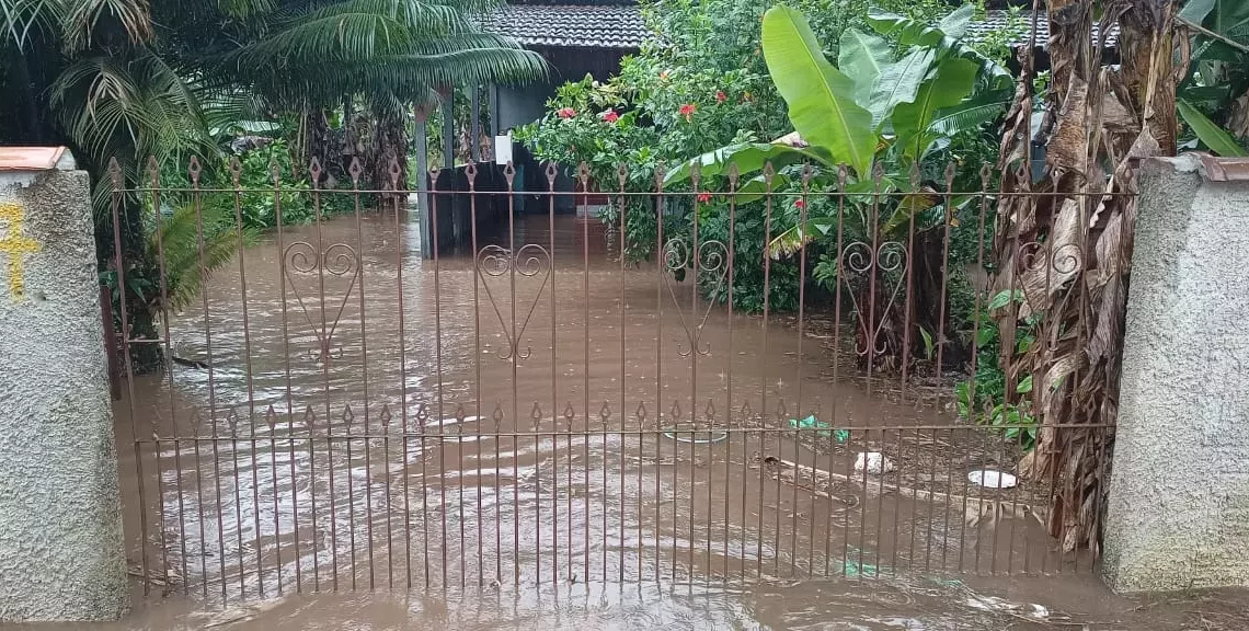 Chuva forte provoca alagamentos em Araquari e município decreta situação de emergência