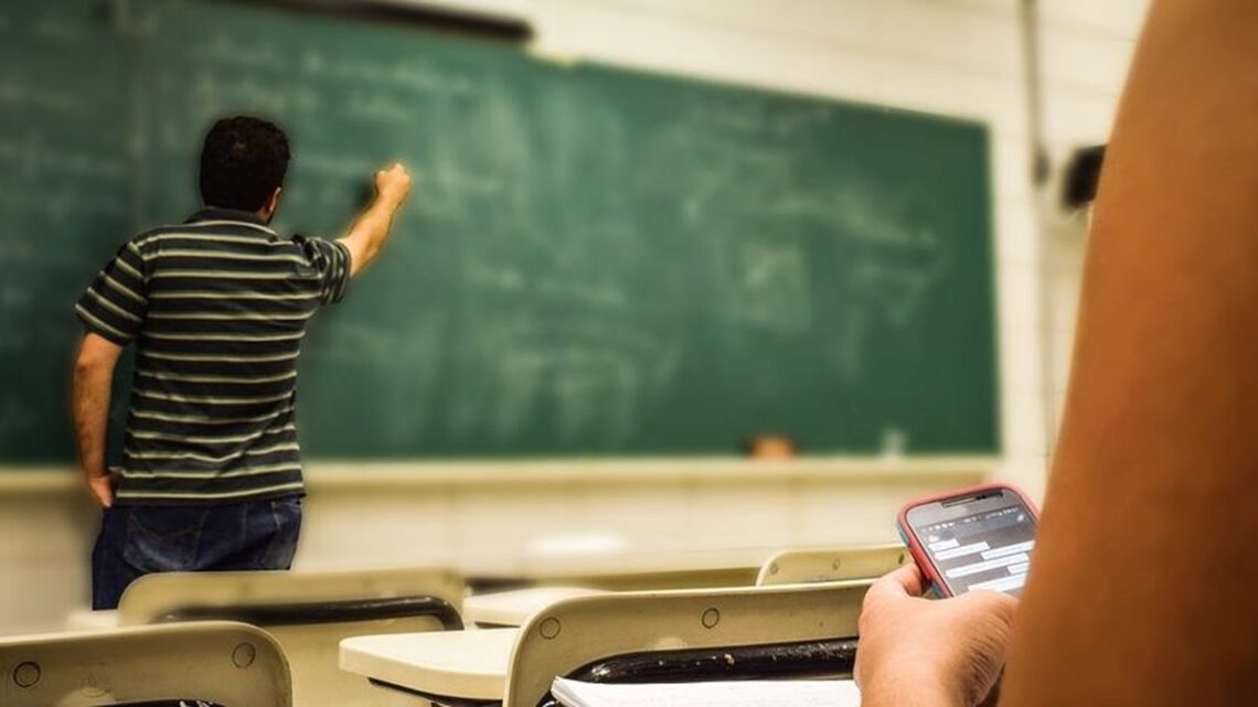 Especialistas aprovam proibição de celular em sala de aula