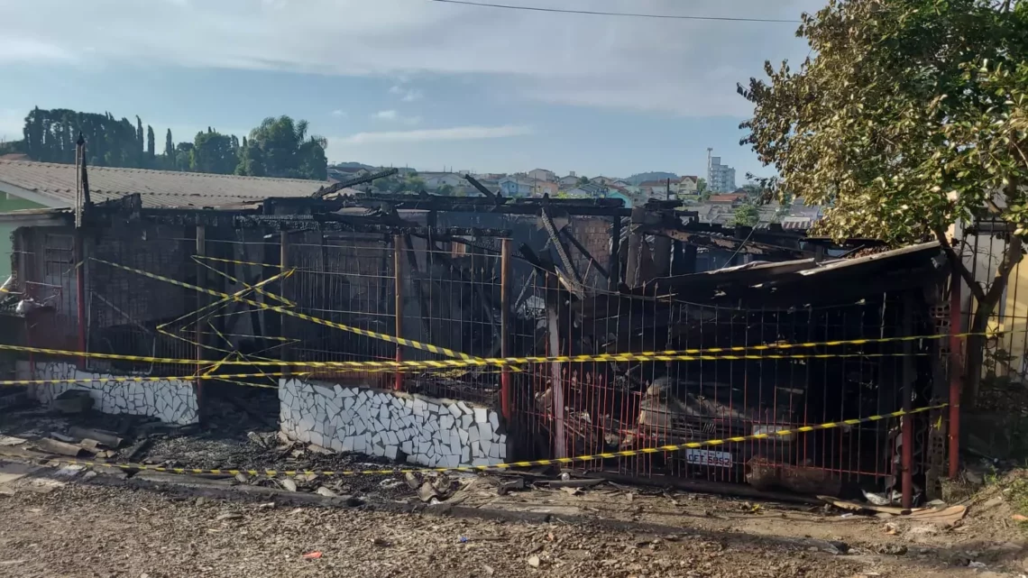 ‘Agora vocês vão ver’: filho mata pai carbonizado após incendiar casa da família em SC