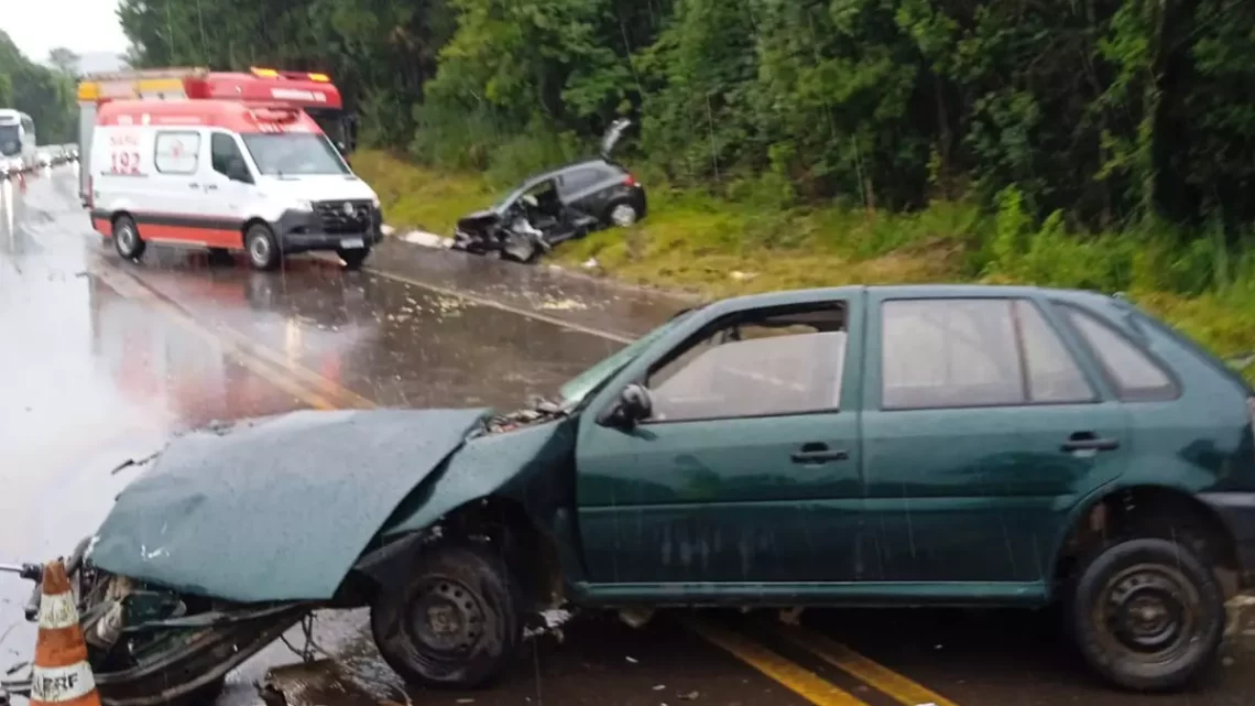 Grave acidente entre carros deixa seis pessoas feridas na BR-282