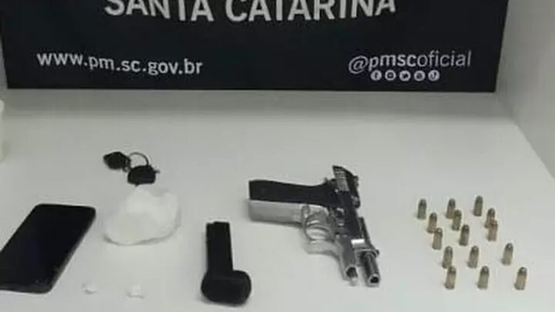 Homem é preso após tentar atropelar policiais e portar arma e drogas em SC