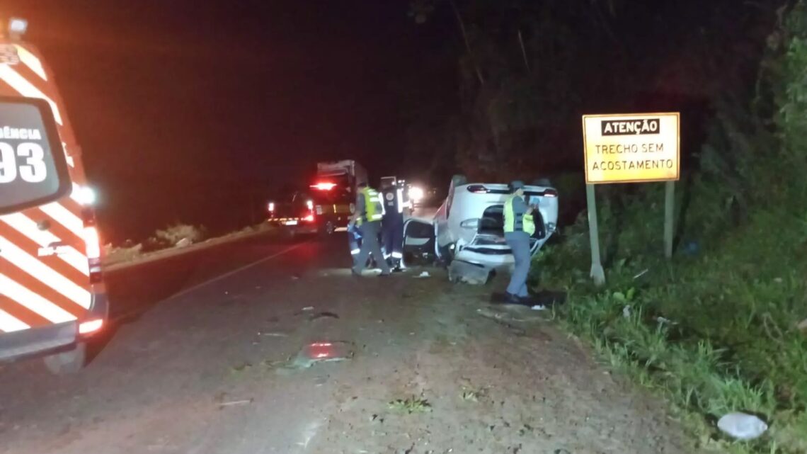 Homem perde controle de carro, capota e morre na BR-470