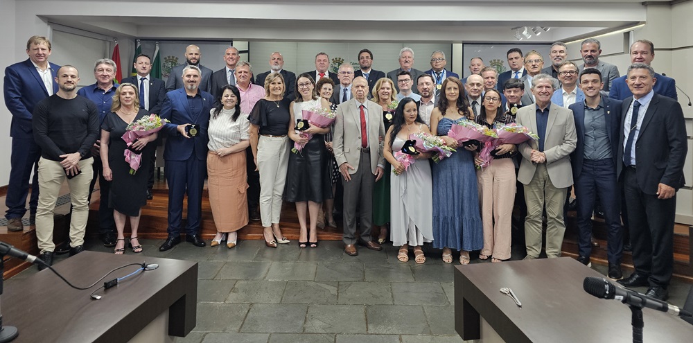 Câmara de Chapecó homenageia profissionais da saúde com a Comenda Arno Hepp