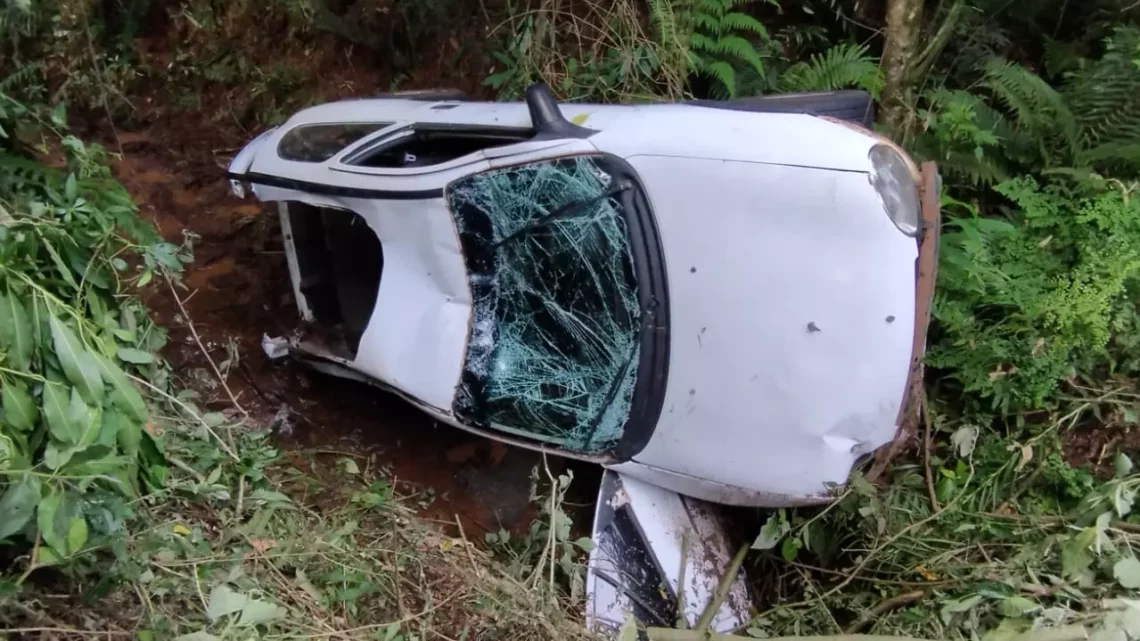 Idoso é resgatado após passar mais de 24h preso em carro tombado na BR-282