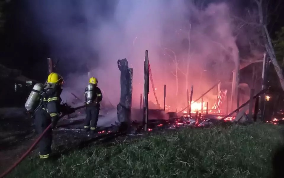 Incêndio atinge galpão agrícola com equipamentos e rações em SC