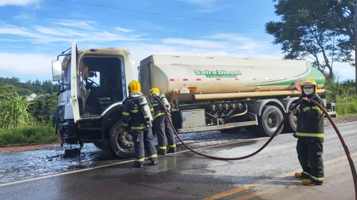 Incêndio em caminhão de óleo diesel mobiliza bombeiros em SC