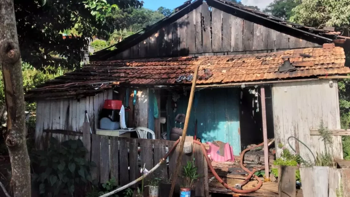 Incêndio queima 75% de casa de madeira no Oeste de SC