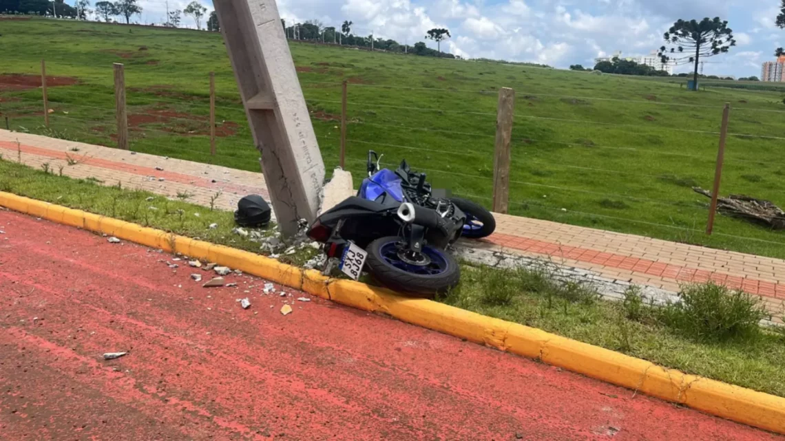 Jovem de 20 anos perde a vida ao bater moto contra poste em Chapecó