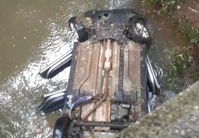 Moradores salvam idosa de carro submerso em riacho em Forquilhinha