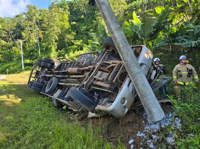 Motorista de caminhão morre após tombar veículo na BR-280