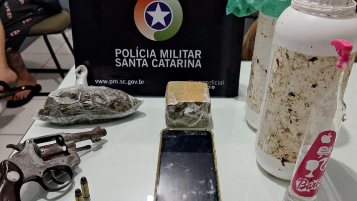 Polícia Militar apreende drogas e arma de fogo em Jaraguá do Sul