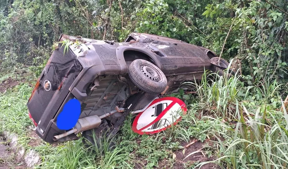 Com suspeita de embriaguez, condutor sofre capotamento na BR-158