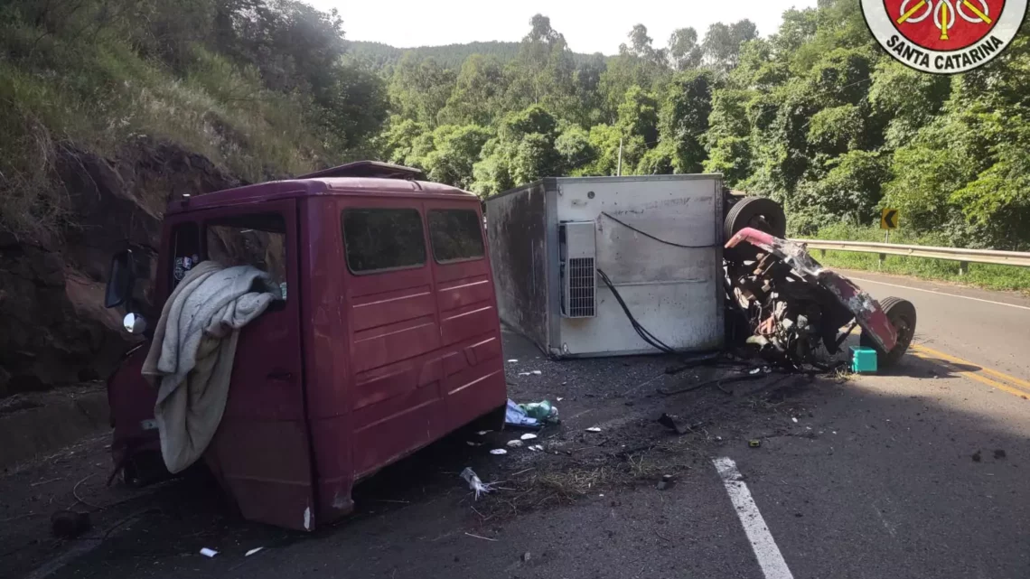 Motorista fica ferido após caminhão sair da pista na SC-453