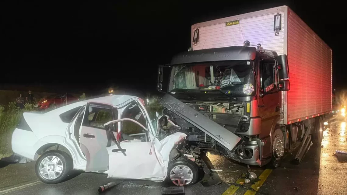 Grave acidente entre carro e caminhão deixa homem morto na BR-282 em Bom Retiro