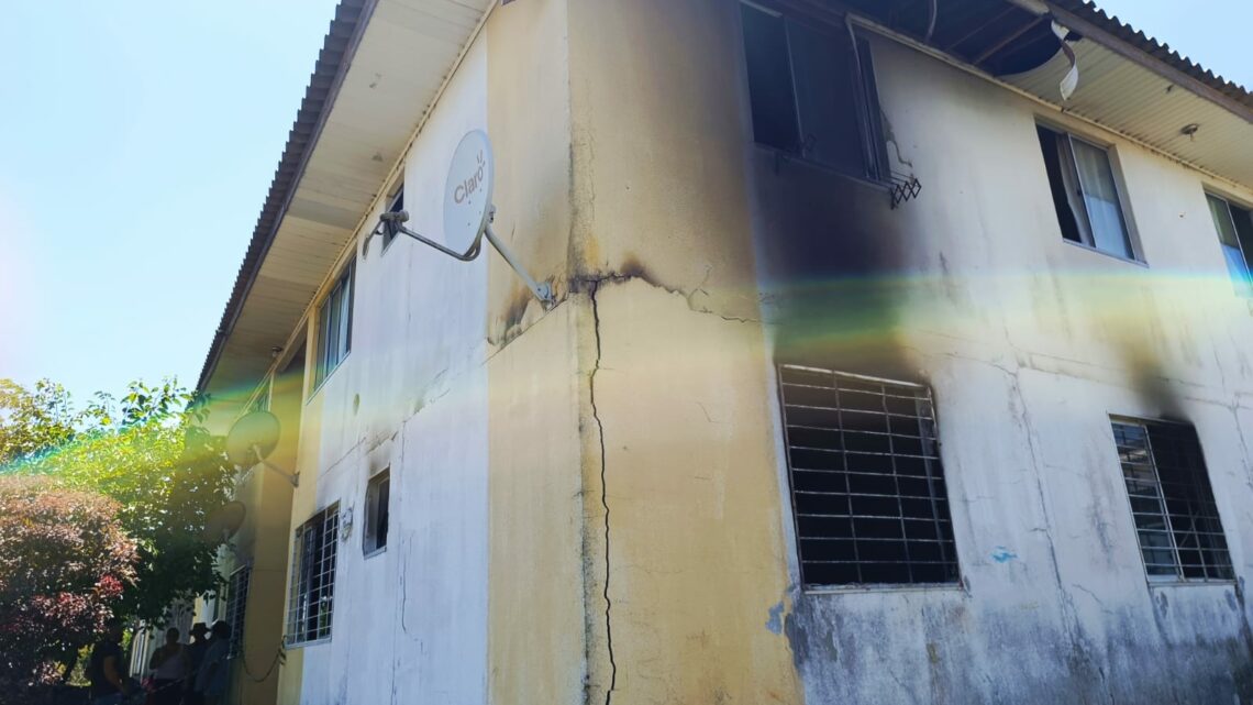 Incêndio em quarto de apartamento mobiliza bombeiros em Chapecó