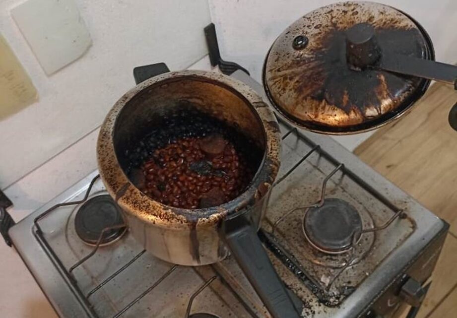 Panela de pressão com feijão é esquecida no fogo e casa é tomada por fumaça