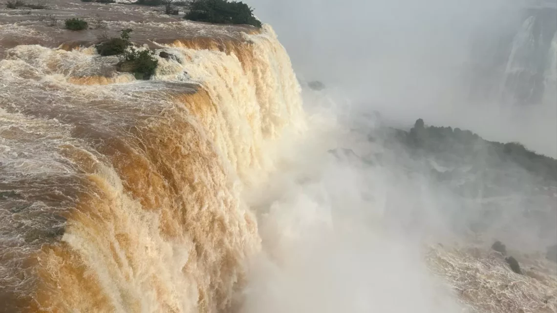 Chuvas extremas no Paraná causam aumento na vazão das Cataratas do Iguaçu