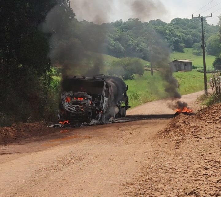 Caminhão explode e pega fogo no interior de São Domingos