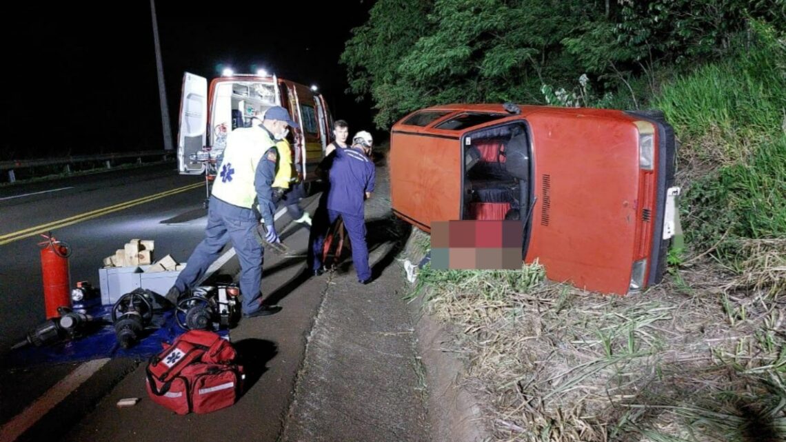 Fiat Uno sai da pista e capota nas margens da rodovia no Oeste