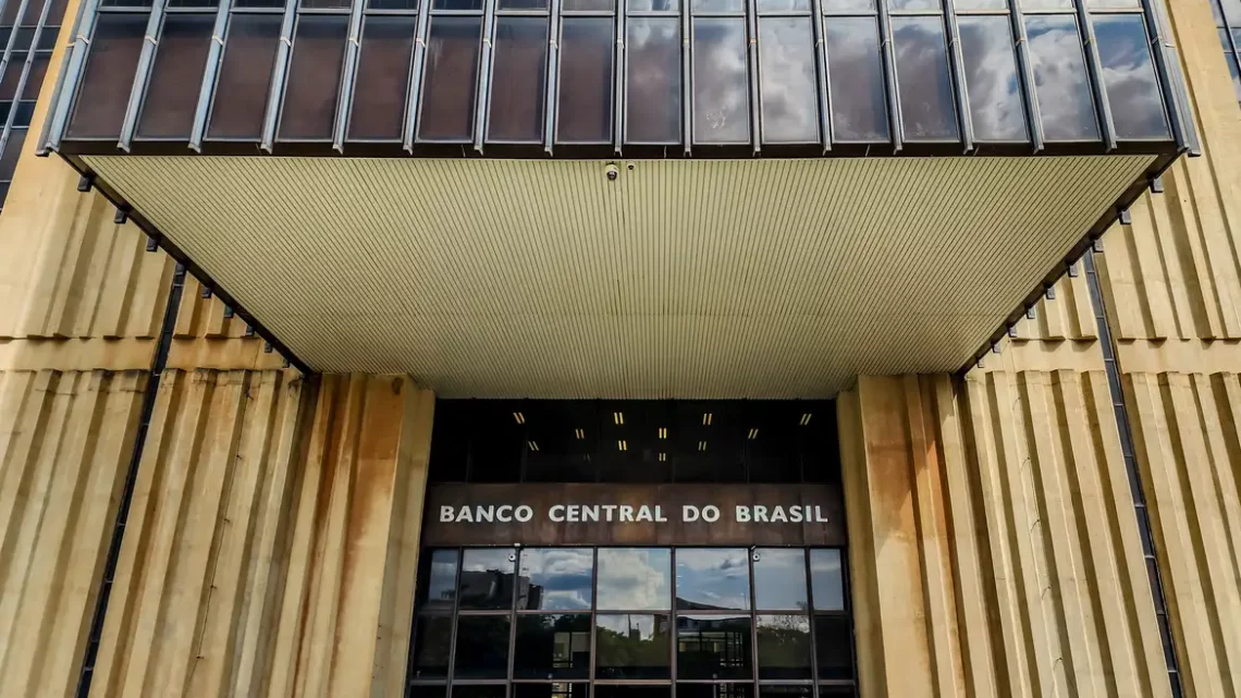 Carros e casa mais caros: Banco Central eleva Selic para 13,25% ao ano