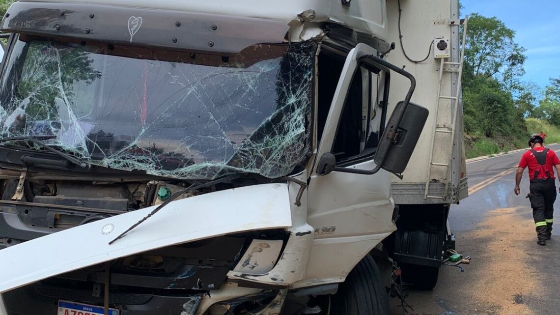 Caminhão colide em paredão de pedras entre Xanxerê e Xavantina