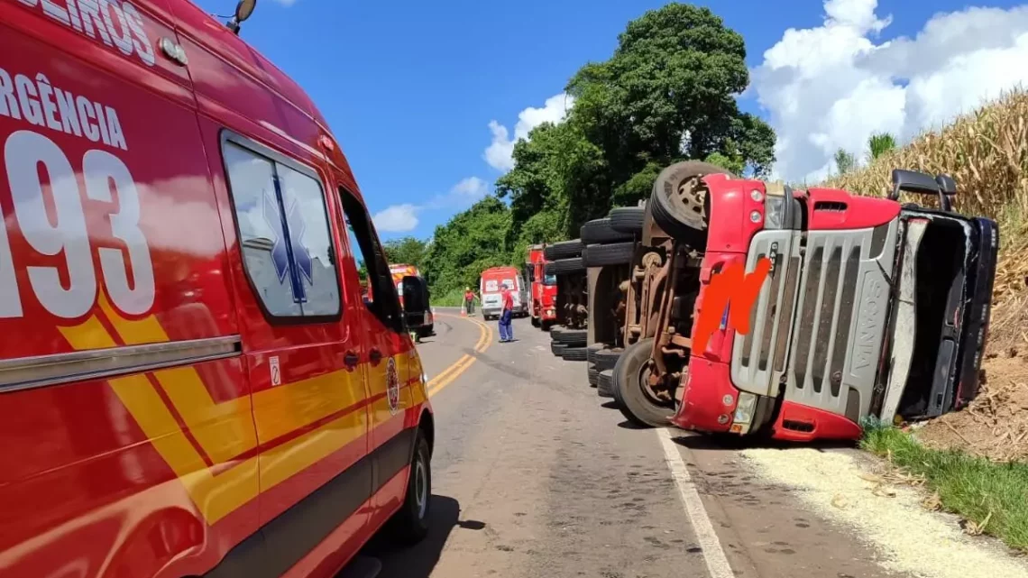 Carreta tomba na SC-160 e deixa duas pessoas feridas