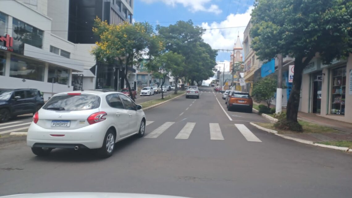 Prefeitura anuncia bloqueio da Floriano Peixoto para poda de árvores