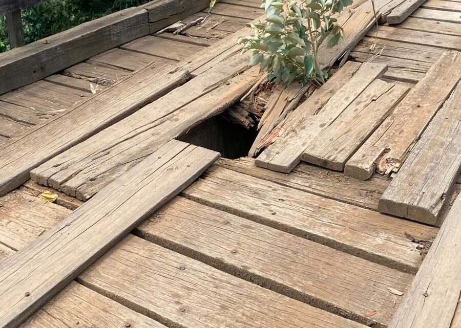 Ponte localizada no interior de Palmitos é interditada por risco de colapso