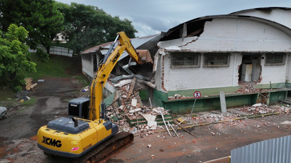 Inicia demolição de prédio para construção da nova sede da Câmara de Vereadores de Chapecó