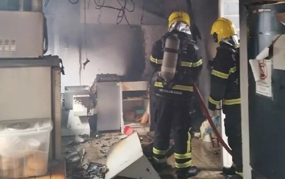 Fritadeira pega fogo e incêndio atinge cozinha de estabelecimento comercial em SC