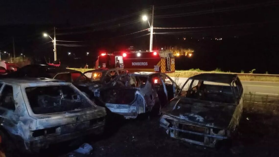 Incêndio em pátio de sucatas deixa veículos em chamas em Chapecó