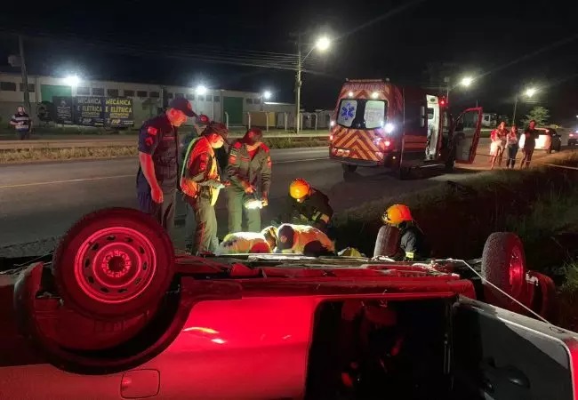 Mulher morre em capotamento na BR-470, em Rio do Sul