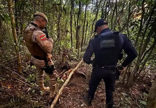 Corpo de homem é encontrado enrolado em cobertor em matagal; suspeita é de execução