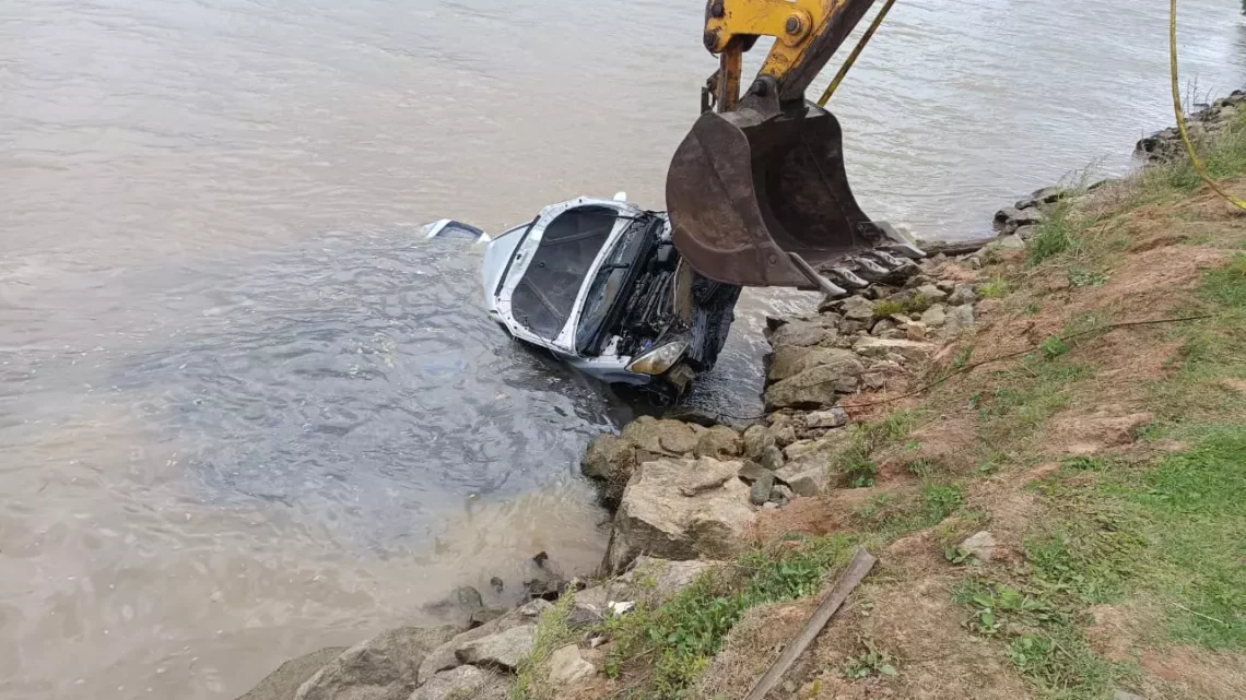 Motorista morre afogado após carro cair dentro de rio em SC